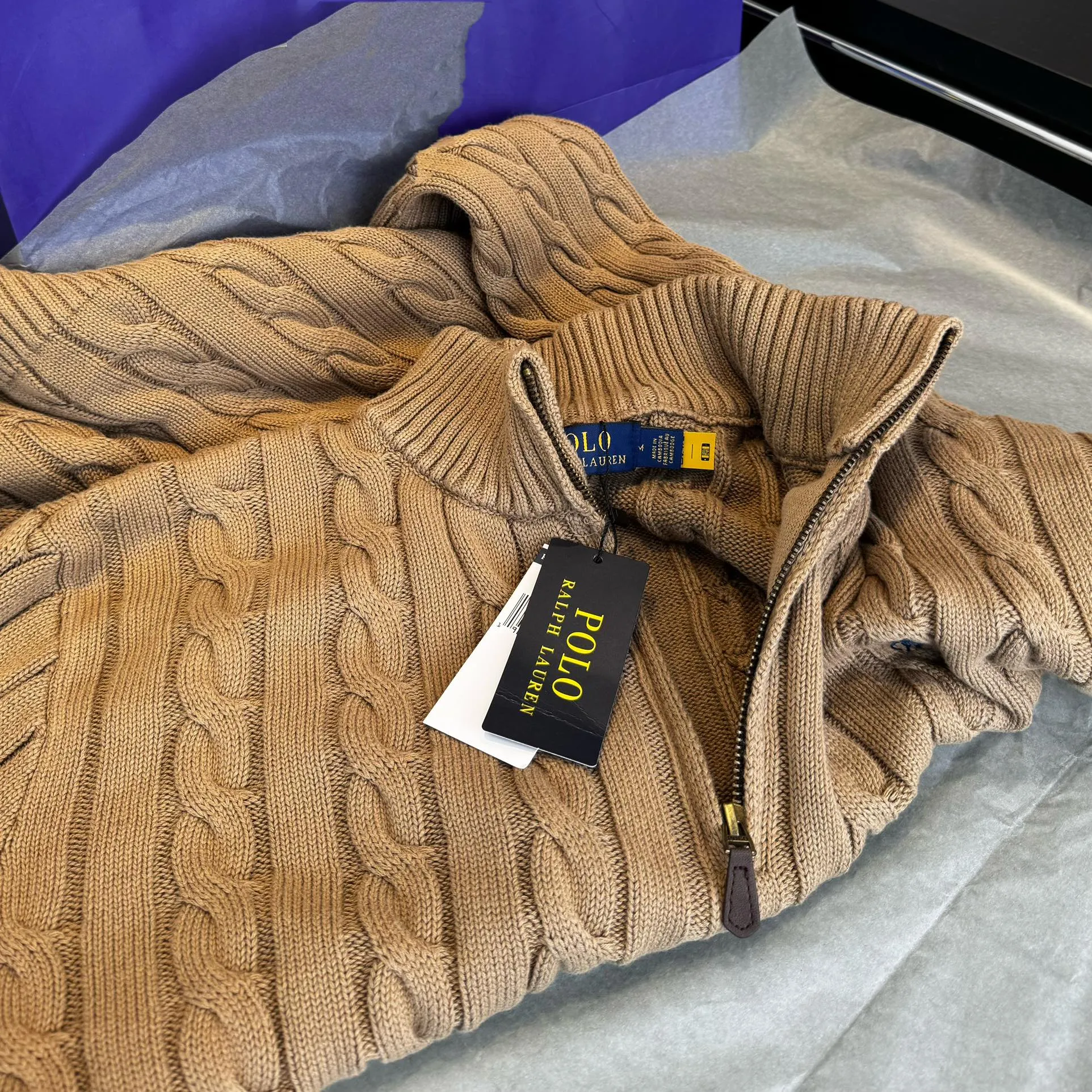 🅿️260 Style number: L03 RALPH LAUREN/Ralph Lauren classic war horse small label embroidered logo Paul polo turtleneck pullover classic half-zip knitted twist sweater sweater Size: Made of pure cotton yarn 🧶 blended with wool, pure cotton is skin-friendly and comfortable, small label war horse embroidered twist turtleneck sweater 🐎 high quality. Follow the blogger to learn how to wear it! Let’s get a Ralph Lauren cable sweater. It’s a super hard-to-find series after it became popular. It’s hard to find one on the official website. It’s simple and practical to wear, with a lazy and loose feel. The thickened fabric has more texture, soft and delicate feel, and a loose fit. Whether worn alone or layered, you can wear different styles of fashion with just one piece!   Size reference # xs s m l Length 64 66 68 70 Shoulder width 40 41 42 44 Bust 46 48 50 52